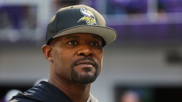 ARCHIVO - Foto del 22 de agosto del 2026, el coordinador ofensivo de los Vikings de Minnesota Brian Flores en el encuentro de pretemporada ante los Ravens de Baltimore. (AP Foto/Bruce Kluckhohn, File)