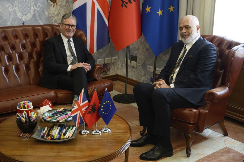 El primer ministro británico Keir Starmer (izq) con el primer ministro albanés Edi Rama en Tirana, Albania, el 15 de mayo del 2025. (Leon Neal/Pool via AP)