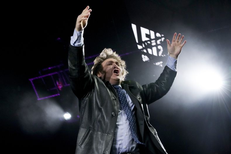 Javier Milei, aspirante a presidente de la coalición La Libertad Avanza, habla durante un mitin en Buenos Aires, Argentina, el lunes 7 de agosto de 2023. Las elecciones primarias están fijadas para todos los partidos políticos para el 13 de agosto. (AP Foto/Natacha Pisarenko)
