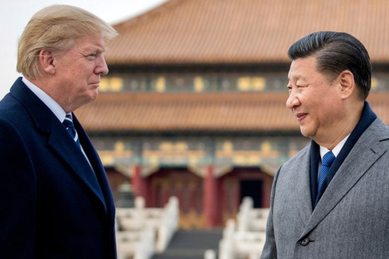 ARCHIVO - El presidente de Estados Unidos, Donald Trump (izquierda), y el de China, Xi Jinping, visitan la Ciudad Prohibida, el 8 de noviembre de 2017, en Beijing, China. (AP Foto/Andrew Harnik, archivo)