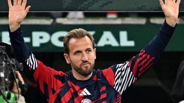 Harry Kane, del Bayern Munihc, saluda a los aficionados tras ganar el Balón de Oro y antes del encuentro de la Copa Alemana ante el Magdeburg el miércoles 28 de octubre del 2026. (Sven Hoppe/dpa via AP)