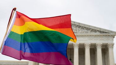 Una bandera de orgullo gay frente a la Corte Suprema en Washington el 8 de octubre del 2019. (AP foto/Manuel Balce Ceneta)