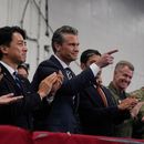 El secretario de Defensa de EEUU, Pete Hegseth, en el centro a la derecha, con la primera ministra japonesa, Sanae Takaichi, a la izquierda, y el ministro de Defensa, Shinjiro Koizumi, mientras escuchan al presidente Donald Trump hablar con miembros del Ejército a bordo del USS George Washington, un portaaviones atracado en una base naval estadounidense, en Yokosuka, al sur de Tokio, el martes 28 de octubre de 2025. (AP Foto/Mark Schiefelbein)