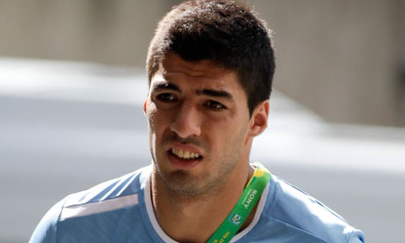 La mordida de Luis Suárez sigue dando de qué hablar. El jugador llegó a Uruguay donde fue recibido como un héroe.