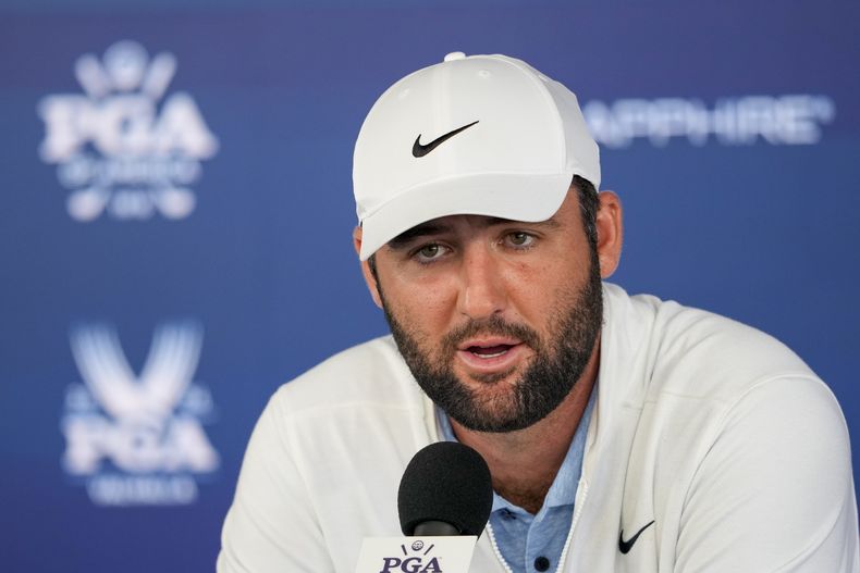Scottie Scheffler habla durante una conferencia de prensa después de la segunda ronda del torneo de golf Campaonato PGA, en el Club de Golf Valhalla, el viernes 17 de mayo de 2024, en Louisville, Kentucky. (AP Foto/Matt York)