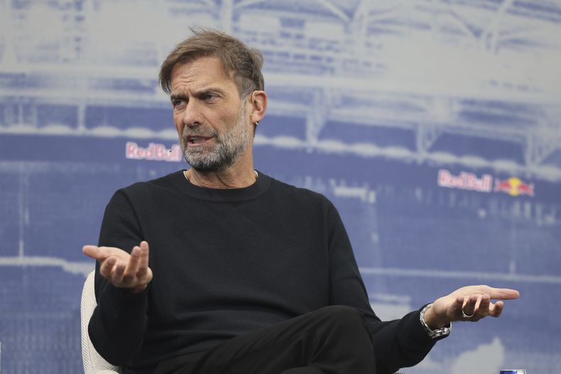 El ex entrenador de fútbol Juergen Klopp, habla durante una conferencia de prensa en la que se presentó oficialmente como Director Global de Fútbol de Red Bull en Salzburgo, Austria, el martes 14 de enero de 2025. (AP Foto/Haiko Mandl)