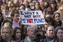 activistas jovenes realizan huelga climatica en 4 ciudades