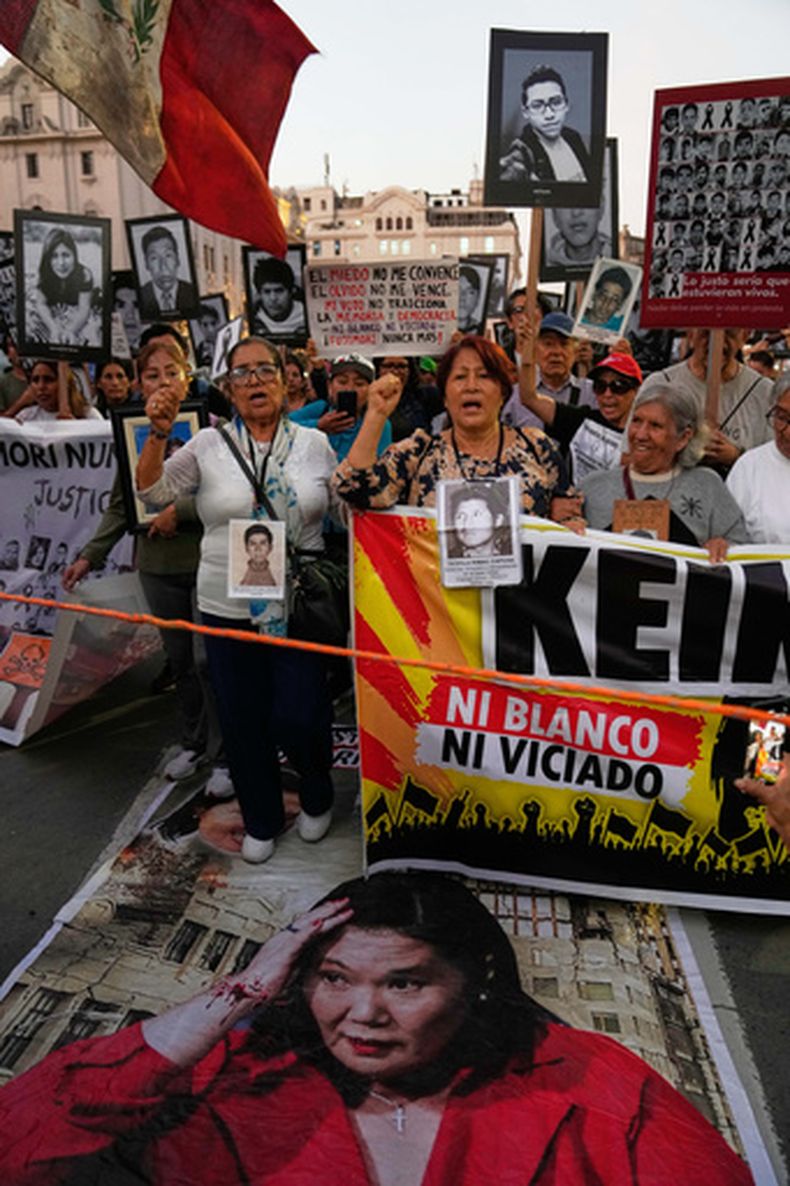 Manifestantes gritan consignas contra Keiko Fujimori, candidata presidencial del partido Fuerza Popular, durante una protesta en Lima, Perú, el sábado 30 de mayo de 2026. (AP Foto/Martín Mejía)