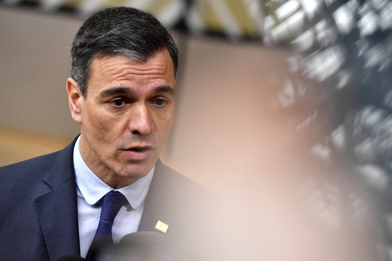 ARCHIVO - El presidente del gobierno español, Pedro Sánchez, habla antes de una cumbre de la UE en el edificio del Consejo Europeo, 23 de marzo de 2023. (AP Foto/Geert Vanden Wijngaert, File)