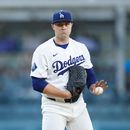 Tarik Skubal, abridor de los Dodgers de Los Ángeles, reacciona entre bateadores durante la primera entrada del juego de béisbol de Grandes Ligas ante los Reales de Kansas City, el lunes 10 de agosto de 2026, en Los Ángeles. (AP Foto/Caroline Brehman)