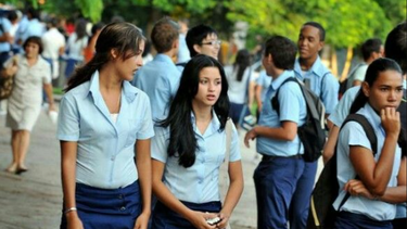 adolescentes espirituanos obligados a mostrar datos de redes sociales