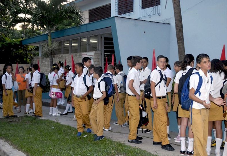 estudiantes escuela secundaria cuba.jpg