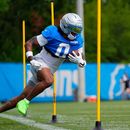 Jahmyr Gibbs, running back de los Lions de Detroit, realiza un ejercicio en el campamento de entrenamiento del equipo de la NFL, el viernes 7 de agosto de 2026, en Allen Park, Michigan. (AP Foto/Paul Sancya)