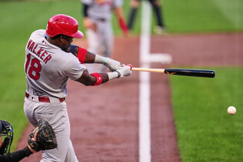 Jordan Walker de los Cardenales de San Luis conecta un sencillo ante los Piratas de Pittsburgh, el jueves 28 de abril de 2026, en Pittsburgh. (AP Foto/Gene J. Puskar)