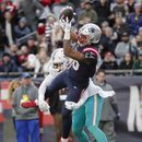 Patriots vencen 23-21 a Dolphins; aún aspiran a postemporada