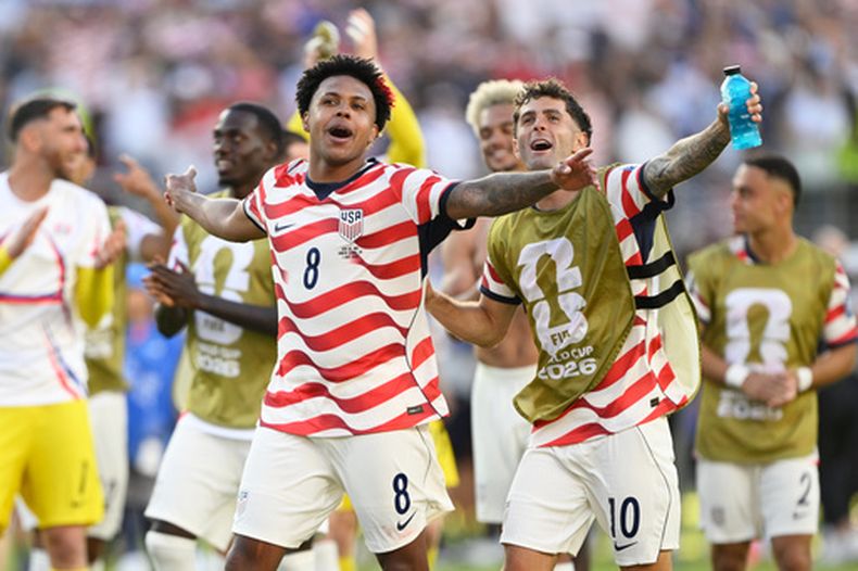 Weston McKennie y Christian Pulisic, de Estados Unidos, festejan su victoria en los dieciseisavos de final de la Copa del Mundo ante Bosnia/Herzegovina en Santa Clara, California, el miércoles 1 de julio de 2026 (AP Foto/Eakin Howard)