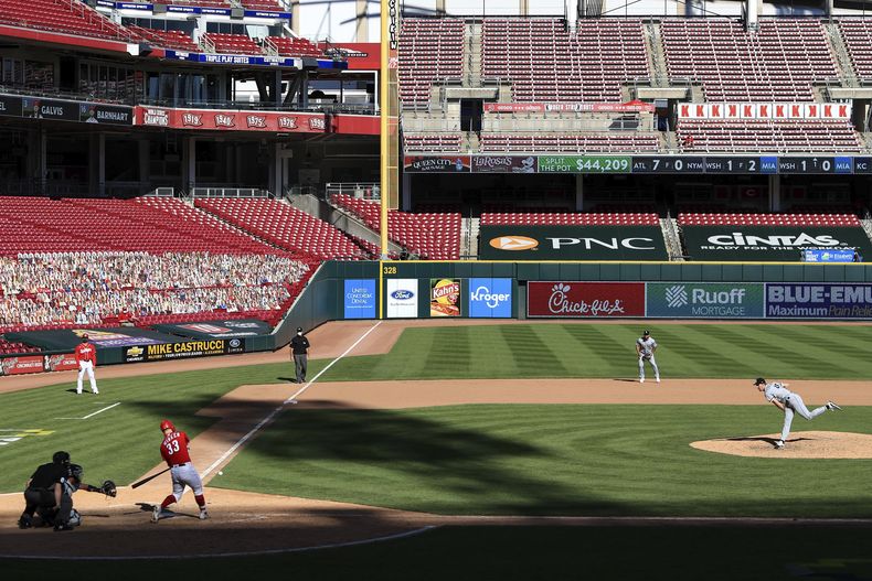 ARCHIVO - Foto del domingo 20 de septiembre del 2020, Jesse Winker de los Rojos de Cincinnati pega un sencillo frente a Garrett Crochet de los Medias Blancas de Chicago durante un encuentro en la pandemia. (AP Foto/Aaron Doster, Archivo)
