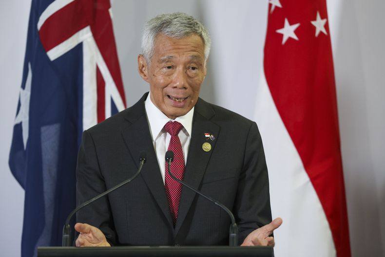 ARCHIVO - El primer ministro de Singapur, Lee Hsien Loong, hace un gesto durante una conferencia de prensa conjunta con el primer ministro de Australia, Anthony Albanese, tras una reunión bilateral en una cumbre especial de ASEAN en Melbourne, Australia el 5 de marzo de 2024. Lee renunciará al cargo el 15 de mayo y pasará el testigo a su número dos, Lawrence Wong, según dijo el lunes 15 de abril de 2024 su oficina. (AP Foto/Hamish Blair, Archivo)