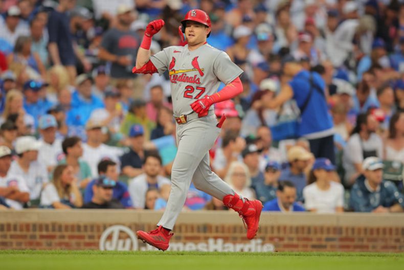 Nathan Church, de los Cardenales de San Luis, celebra tras conectar un jonrón de tres carreras durante la segunda entrada de un partido de béisbol contra los Cachorros de Chicago, el viernes 3 de julio de 2026, en Chicago. (Foto AP/Melissa Tamez)