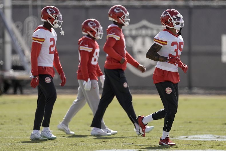 Jugadores de los Chiefs de Kansas City aguardan para iniciar una rutina durante la práctica de cara al Super Bowl 58, el viernes 9 de febrero de 2024, en Henderson, Nevada. (AP Foto/Charlie Riedel)