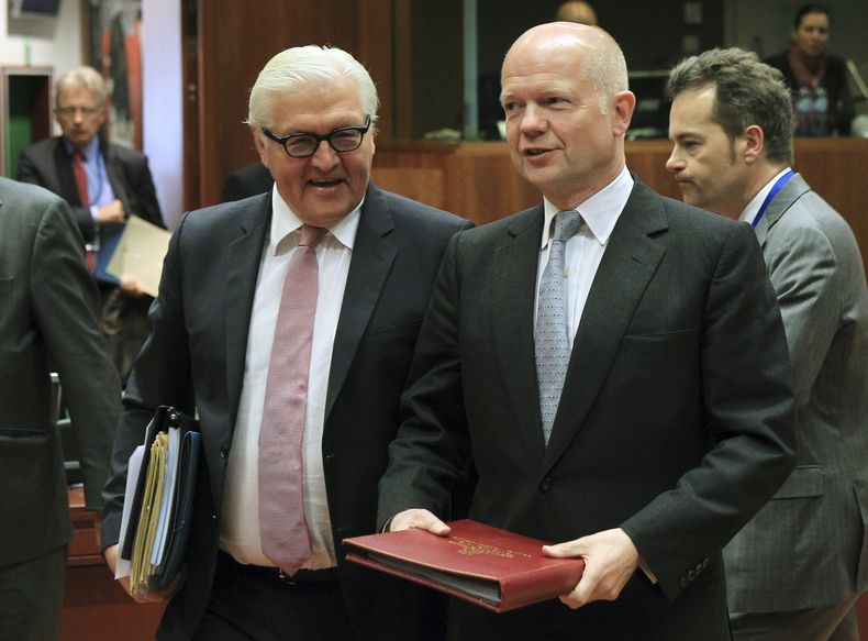 El ministro de Exteriores de Alemania Frank-Walter Steinmeier (izquierda) platica con el secretario de Exteriores brit&aacute;nico William Hague durante el Consejo de Ministros celebrado en Bruselas el 12 de mayo de 2014 en el que se analiz&oacute; la sit