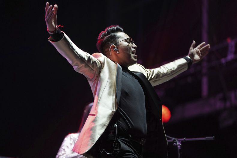 La banda de cumbia mexicana Los Ángeles Azules durante su presentación en la 25ª edición del festival de música Vive Latino en la Ciudad de México, el sábado 15 de marzo de 2025. (Foto AP/Aurea Del Rosario)
