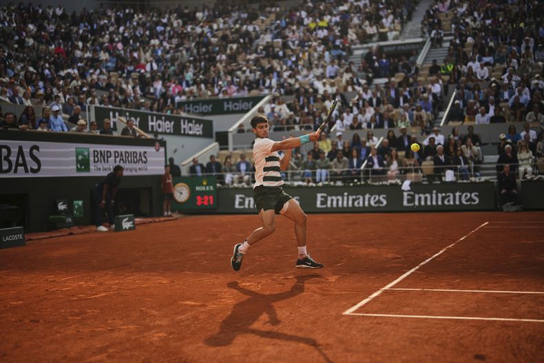 Carlos Alcaraz golpea la pelota ante Jannik Sinner durante la final del Abierto de Francia, el domingo 8 de junio de 2025, en París. (AP Foto/Thibault Camus)