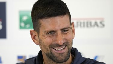 Novak Djokovic sonríe durante una conferencia de prensa en el Abierto de Italia, el jueves 11 de mayo de 2023, en Roma (AP Foto/Alessandra Tarantino)