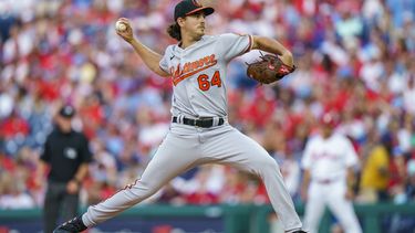 El abridor de los Orioles de Baltimore Dean Kremer lanza en la segunda entrada ante los Filis de Filadelfia el lunes 24 de julio del 2023. (AP Foto/Chris Szagola)