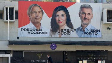 Un hombre camina bajo un cartel electoral que muestra a los candidatos Nuestro Partido (NS) para las próximas elecciones generales en Sarajevo, Bosnia, el 29 de septiembre 2026. (AP Foto/Armin Durgut)