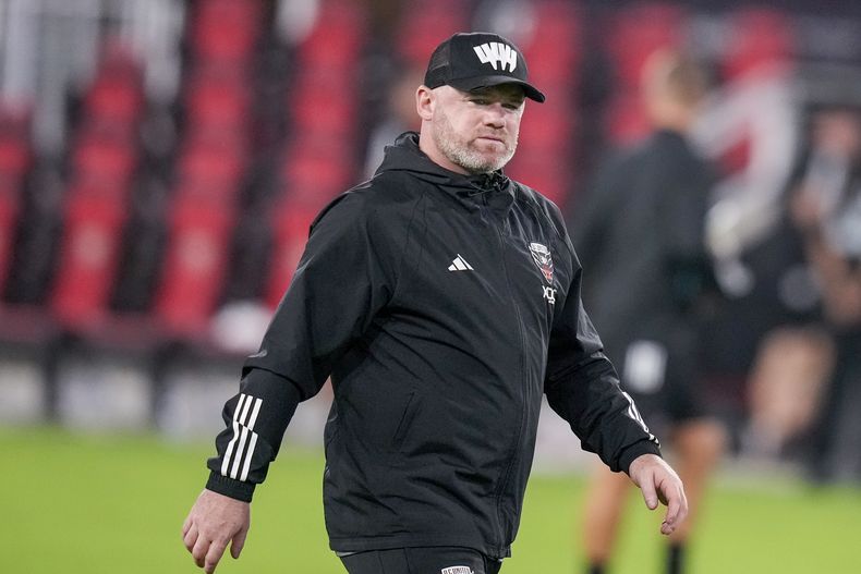 ARCHIVO - Foto del 8 de julio del 2023, el técnico del D.C. United Wayne Rooney camina en la banda en el encuentro ante el Inter Miami. El miércoles 11 de octubre del 2023, Rooney es nombrado nuevo entrenador del Birmingham de la segunda división inglesa. (AP Foto/Alex Brandon, File)