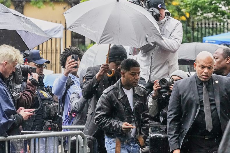 El rapero Kid Cudi, centro, llega a un tribunal federal para el juicio contra Sean Diddy Combs, en Nueva York, el jueves 22 de mayo de 2025. (AP Foto/Richard Drew)