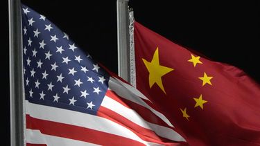 ARCHIVO – Las banderas de Estados Unidos y China ondean en el Genting Snow Park antes de los Juegos Olímpicos de Invierno de 2022, en Zhangjiakou, China, el 2 de febrero de 2022. (AP Foto/Kiichiro Sato, Archivo)