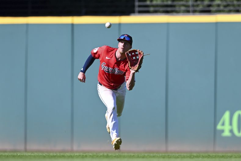 ARCHIVO - Myles Straw, de los Guardianes de Cleveland, atrapa un elevado durante la novena entrada del juego de béisbol en contra de los Mellizos de Minnesota, el jueves 19 de septiembre de 2024, en Cleveland. (AP Foto/Nick Cammett, Archivo)