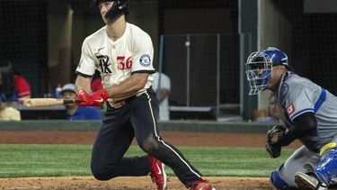 Wyatt Langford, de los Rangers de Texas, batea un sencillo productor en el juego del viernes 21 de junio de 2024, ante los Reales de Kansas City (AP Foto/Jeffrey McWhorter)