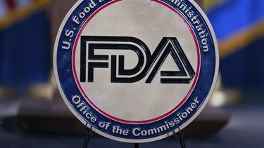 ARCHIVO – El sello de la Administración de Alimentos y Medicamentos de Estados Unidos (FDA, por sus siglas en inglés) en el auditorio del edificio Hubert Humphrey en Washington, el martes 22 de abril de 2025. (AP Foto/Jose Luis Magana, Archivo)