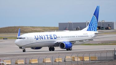ARCHIVO – Un avión de United Airlines en el Aeropuerto Internacional de Denver, el martes 16 de abril de 2024, en Denver. (AP Foto/David Zalubowski, Archivo)