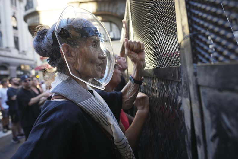 La jubilada Graciela Baum golpea una barrera policial durante protestas para exigir pensiones más altas y oponerse a las medidas de austeridad del gobierno del presidente Javier Milei, el miércoles 19 de marzo de 2025, en Buenos Aires, Argentina. (Foto AP/Rodrigo Abd)