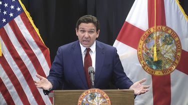El gobernador de Florida Ron DeSantis en conferencia de prensa en Lake Buena Vista, Florida, el 22 de febrero del 2024. (Joe Burbank/Orlando Sentinel via AP)