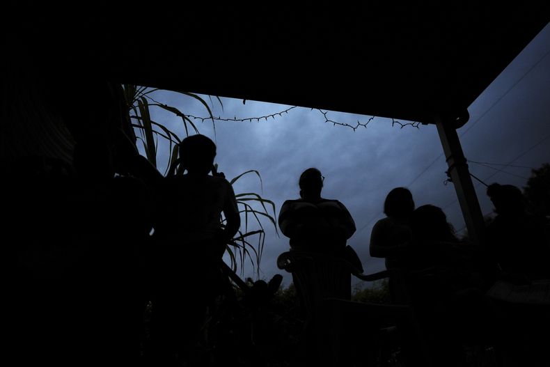 Mujeres que se encuentran sin autorización en Estados Unidos, y sus hijos, escuchan mientras Nora Sandigo les explica sus derechos legales y sus opciones para preparar a sus familias en caso de que uno de los padres sea detenido o deportado, el 17 de enero de 2025, en Homestead, Florida. (AP Foto/Rebecca Blackwell, Archivo)