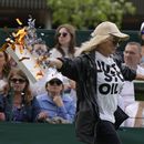 Una activista de A Just Stop Oil irrumpe en la Cancha 18 del torneo de Wimbledon, el miércoles 5 de julio de 2023. (AP Foto/Alastair Grant)