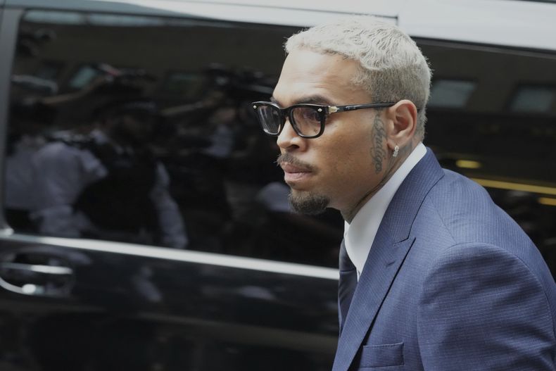 El cantante de R&B Chris Brown llega al Tribunal de la Corona de Southwark para asistir a una audiencia de declaración de culpabilidad en Londres, el viernes 20 de junio de 2025. (Foto AP/Frank Augstein)