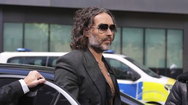 El cómico y actor inglés Russell Brand llega al tribunal de Southwark Crown, donde está acusado de violación y agresión sexual, en Londres, el 30 de mayo de 2025.(AP Foto/Alastair Grant)