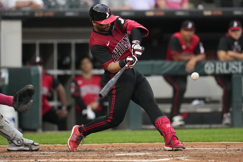 Edgar Quero (7), de los Medias Blancas de Chicago, batea un sencillo durante la segunda entrada del juego de béisbol de Grandes Ligas en contra de los Cachorros de Chicago el viernes 25 de julio de 2025, en Chicago. (AP Foto/Erin Hooley)