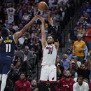 En foto del 4 de junio del 2023, el jugador del Heat de Miami Max Strus lanza el balón frente a Bruce Brown de los Nuggets de Denver en el juego 2 de las Finales de la NBA. El sábado 1 de julio del 2023, Strus es canjeado a Cleveland. (AP Foto/Mark J. Terrill)