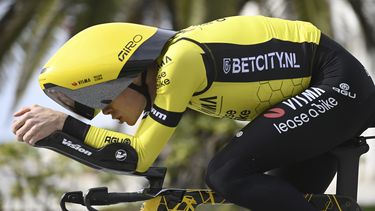ARCHIVO - Foto del 4 de marzo del 2024, el danés Jonas Vingegaard pedalea en una contrarreloj de 10 kilómetros en la carrera Tirreno-Adriatico cycling race, en Lido di Camaiore, Italia. (Fabio Ferrari/LaPresse via AP, Archivo)