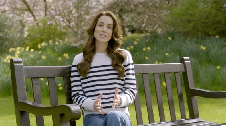 En esta imagen tomada de un video publicado por BBC Studios el viernes 22 de marzo de 2024, Catalina de Gran Bretaña, la princesa de Gales, anuncia que, tras una cirugía abdominal en enero, recibe tratamiento contra cáncer. (BBC Studios vía AP)