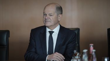 El canciller alemán Olaf Scholz llega a la reunión de gabinete en la cancillería en Berlín, 24 de enero de 2024. El presidente estadounidense Joe Biden recibirá al canciller alemán Olaf Scholz en la Casa Blanca el 9 de febrero en momentos que Occidente tiene problemas para enviar ayuda a Ucrania en la guerra contra Rusia. (AP Foto/Markus Schreiber)