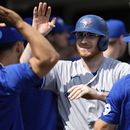 Danny Jansen de los Azulejos de Toronto celebra tras batear un jonrón ante los Tigres de Detroit, el domingo 9 de julio de 2023. (AP Foto/Paul Sancya)