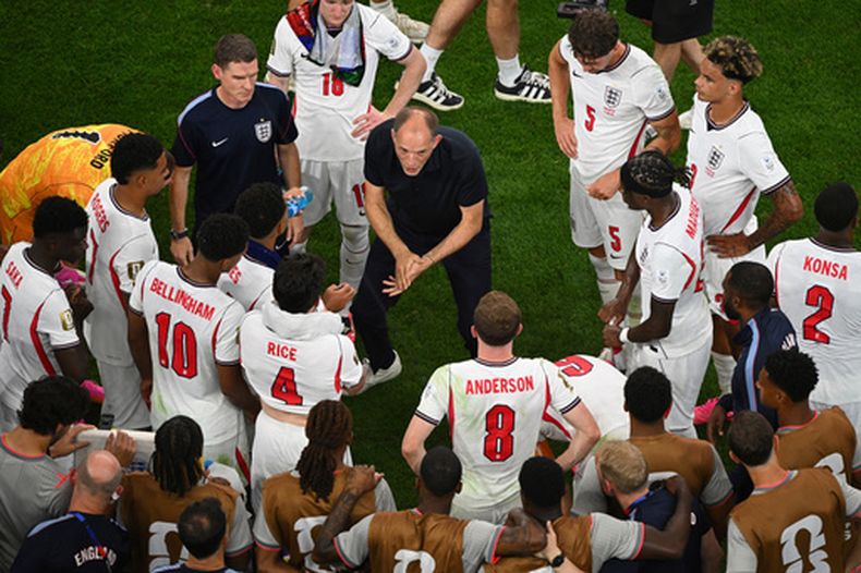 El selecciondor de Inglaterra Thomas Tuchel brinda instrucciones a sus jugadores durante el partido contra Croacia en el Grupo L, el miércoles 17 de junio de 2026, en Arlington, Texas. (AP Foto/Jessica Tobias)